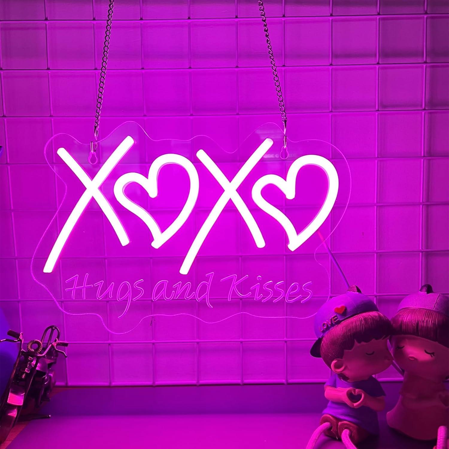 لافتة نيون XOXO مع عبارات 